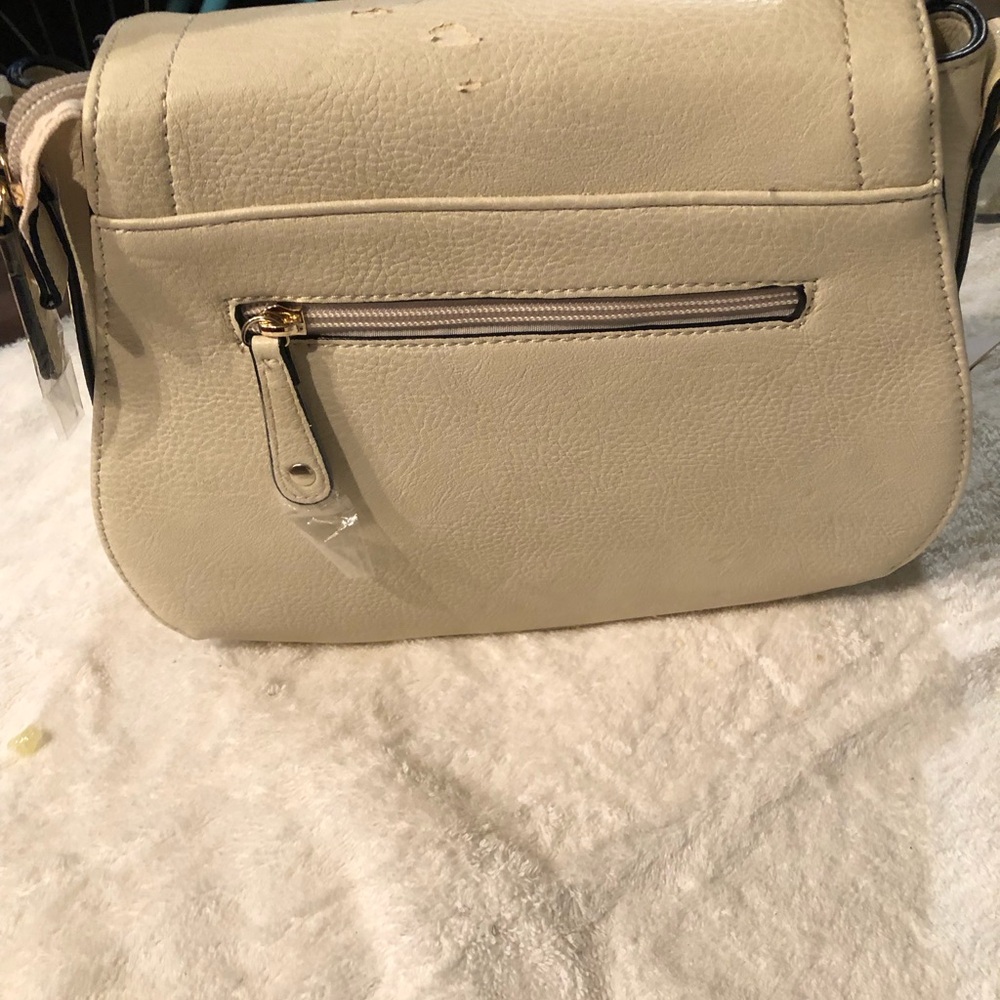 This is a beautiful crossbody Michael kors bag the inside is a beauty.